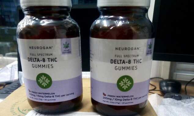 Київські митники вилучили з бандеролі цукерки з психотропами