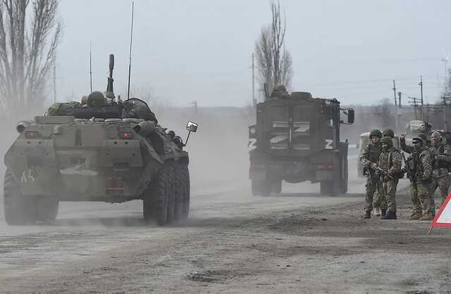 Арестович заявив, що у Бахмута росіяни рухаються від Клещеївки у бік траси