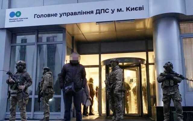 Три квартири та елітні авто: Керівницю київської податкової викрили на багатомільйонних оборудках