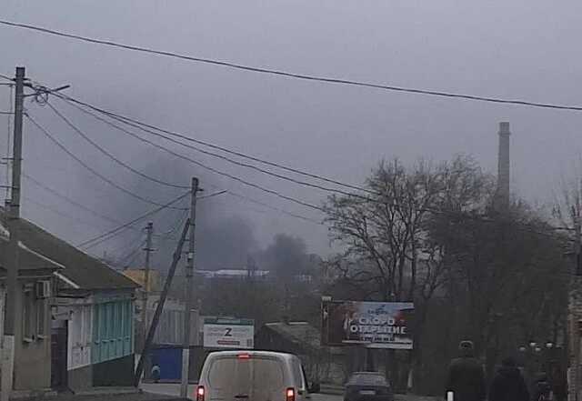 В окупованому Мелітополі сталася масштабна пожежа в районі бази загарбників, валив чорний дим