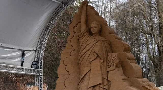 Прем’єр Естонії показала гігантську скульптуру Зеленського у стилі статуї Свободи