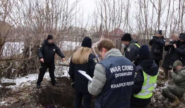 У Боровій ексгумували тіло жінки, яку росіянин розстріляв з крупнокаліберного кулемета