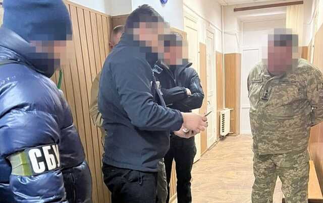 Керівництво Центральної ВЛК спіймали на одержанні хабарів від ухилянтів