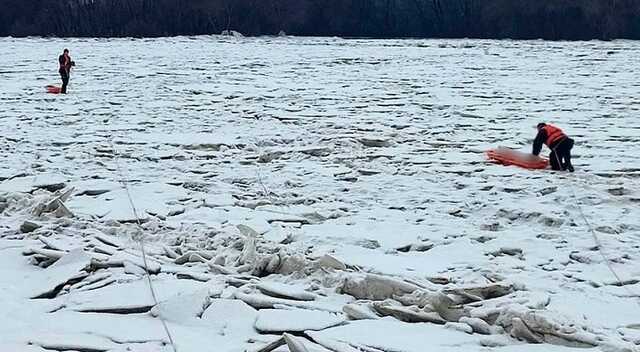 На Київщині рятувальники підірвали крижаний затор на річці Десна