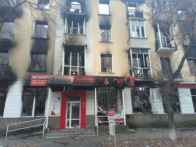 Оккупанты снова обстреляли центр Бахмута: полностью разрушена многоэтажка