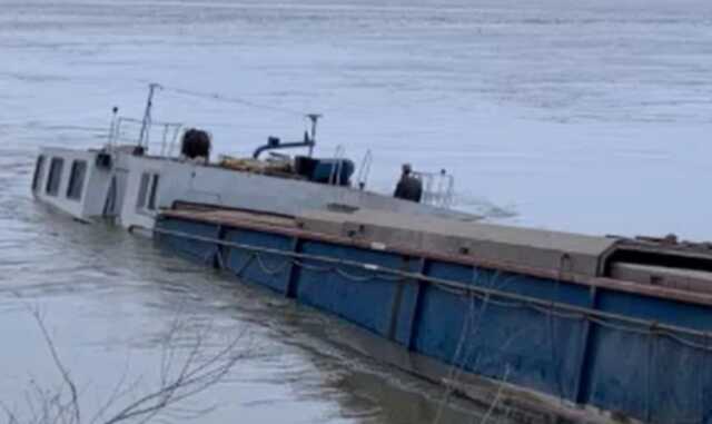 У порту в Одеській області тонула румунська баржа із зерном: її врятували