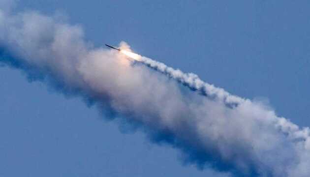 Ворожа ракета потрапила у житлову забудову в Харкові: спалахнула пожежа