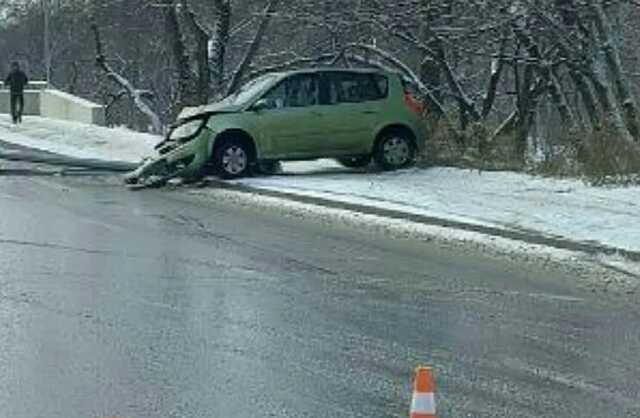 В Киеве легковушка на скорости сбила столб и вылетела на тротуар