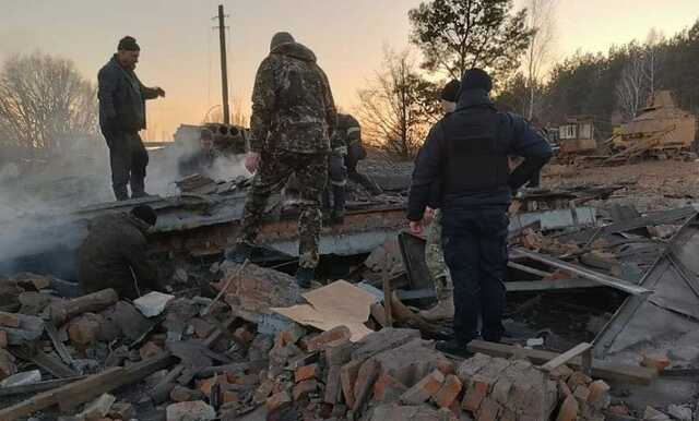 Троє людей ще під завалами. З’явилися фото наслідків удару по Чернігівській області