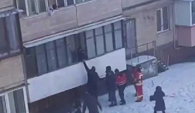 В Киеве мужчина угрожал выбросить из окна балкона младенца: ребенка спасли