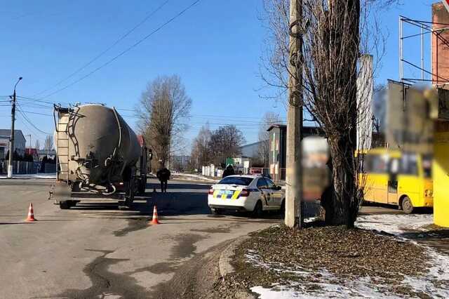На Київщині сталась ДТП за участю вантажівки та маршрутки: є потерпілі