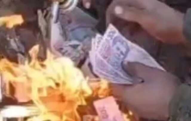 Російські військові розпалювали багаття грошима українців із розстріляного авто: у мережі оприлюднили відео