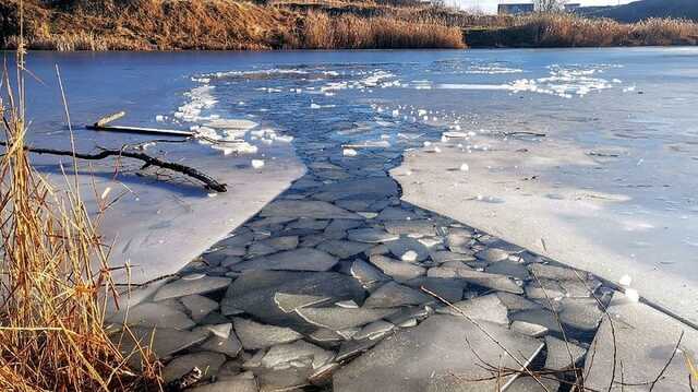 В Рівному троє дітей провалились під кригу