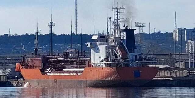 "Накрыли тряпками": танкер в Керчи спрятал свое название и бортовой номер