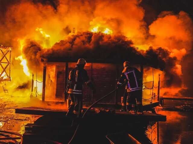 У Києві сталася масштабна пожежа на території Гідропарку