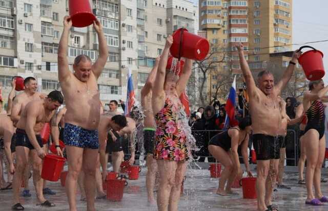 Обливалися холодною водою на знак підтримки війни: у російському Благовіщенську влаштували дивну акцію