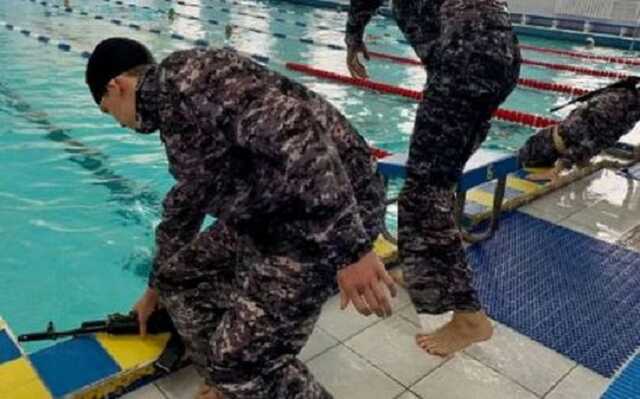 У Росії влаштували заплив для дітей у камуфляжах та з автоматами