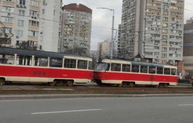 У Києві на Позняках трамвай зійшов із рейок, рух електротранспорту було заблоковано