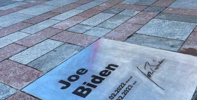 На Алеї сміливості у Києві з’явилася табличка, присвячена Байдену