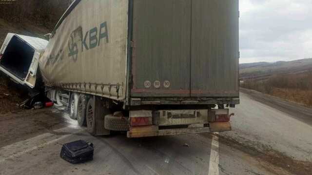 Неподалік Мукачево мікроавтобус зіткнувся з вантажівкою: загинули четверо, серед них дитина