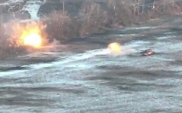 Экипаж украинского танка уничтожает позиции окупантов на бахмутском направлении