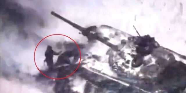 Российский танк контузил своих же военных
