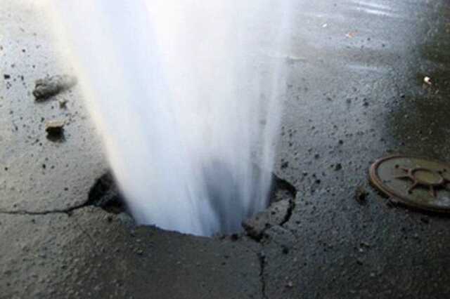 У Києві на Позняках відновили рух вулицею, де прорвало трубу