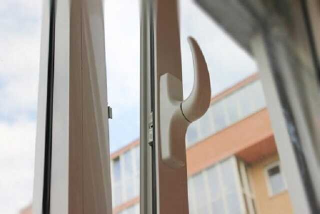 У Бучі киянин випав із вікна на 10 поверсі та загинув