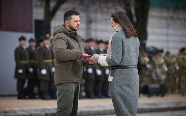 Зеленский вручил награды украинским защитникам на Софийской площади