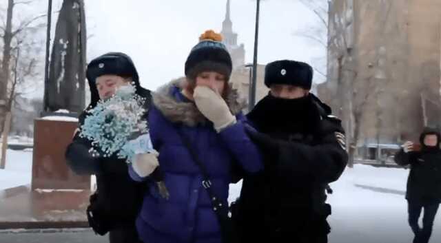 У РФ затримують людей, які несуть квіти до пам’ятників Тарасу Шевченку та Лесі Українці