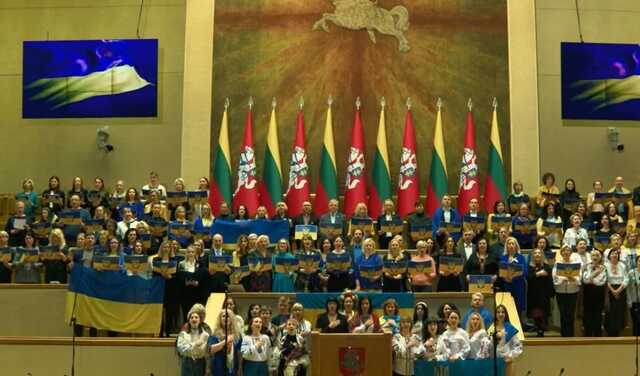 В Сейме Литвы спели гимн Украины в годовщину полномасштабного вторжения России