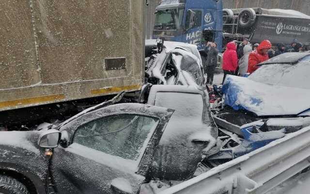 Масова аварія на платній автотрасі до Москви: зіштовхнулося понад 40 автомашин, є постраждалі