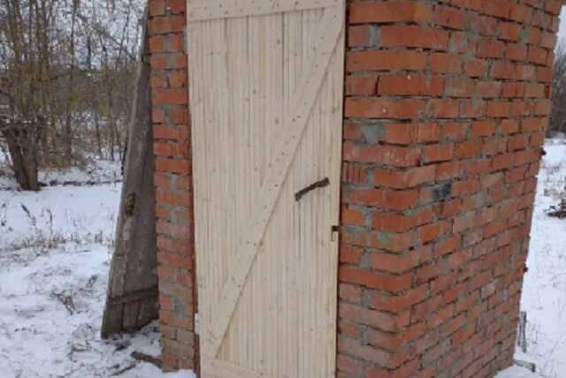 Влада РФ подарувала матері мобілізованого окупанта двері для вуличного туалету з символом Z