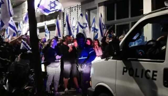 В Ізраїлі сотні протестувальників заблокували дружину Нетаньягу в перукарні: на місце викликали силовиків