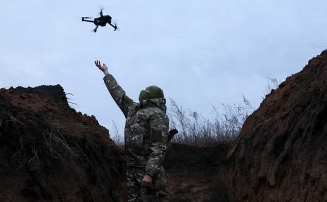 Дрон скидає гранату в окоп з шістьма окупантами