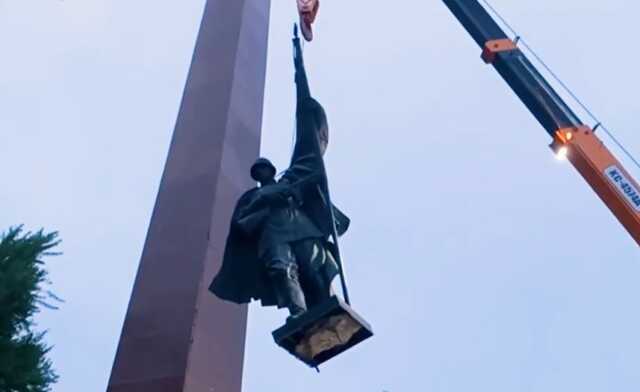 Близько 70% киян підтримують рішення влади демонтувати радянські пам’ятники, - опитування