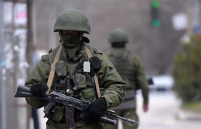 Россияне установили блок-посты на выезде из Мариуполя и роют окопы у мостов