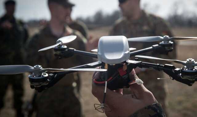 Двоє окупантів намагаються на кладовищі знайти захист від українського дрона