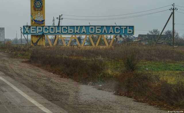 Окупанти обстріляли селище під Новою Каховкою, скидаючи боєприпаси з дронів