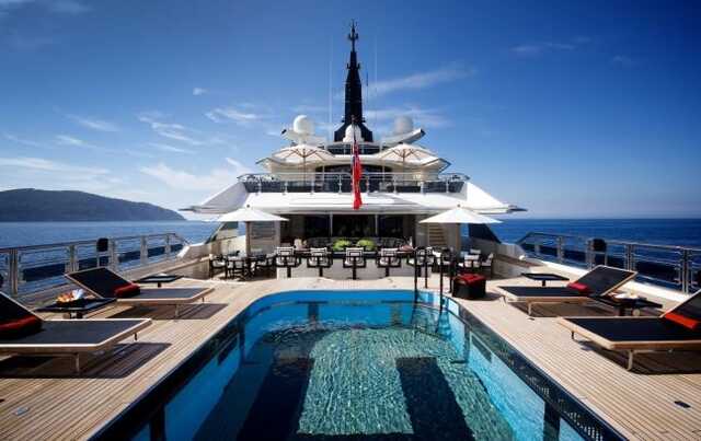 Антигуа и Барбуда продадут яхту российского олигарха, которую нашли заброшенной