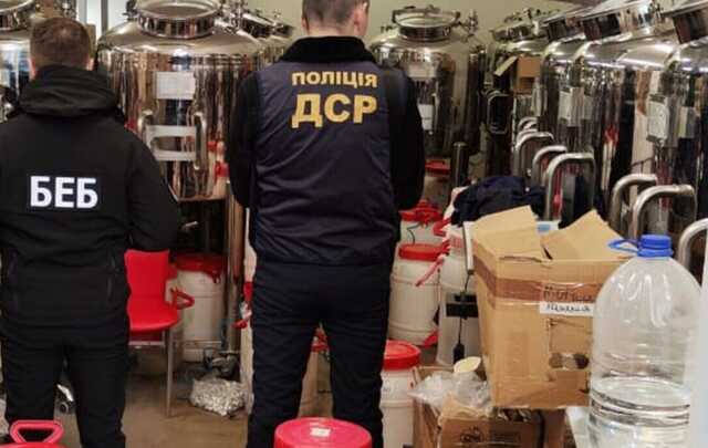 Імітували відомі світові бренди: Україну "залили" підробленими духами