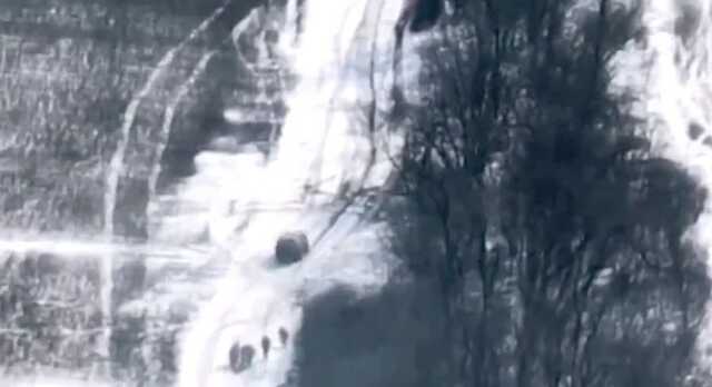 З’явилося відео, як техніка окупантів тричі кидає своїх поранених на полі бою