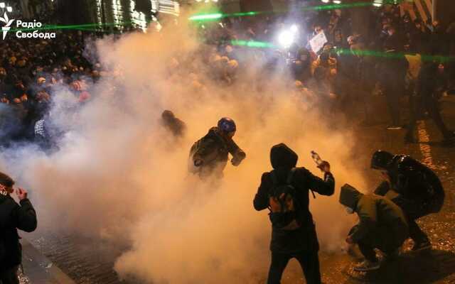 Барикади, перевернуті машини, газ: силовики жорстоко розганяють протести у Грузії