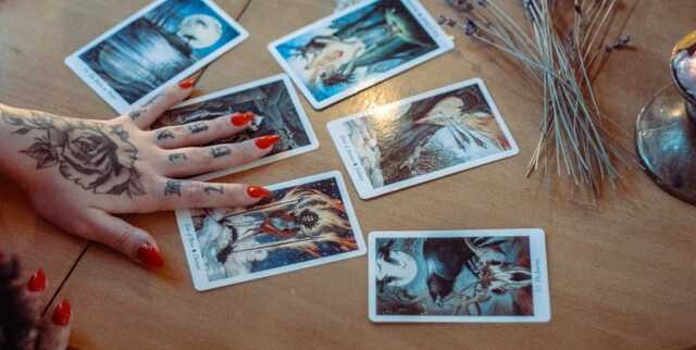 В Хмельницкой области женщина заплатила более 67 тысяч гривен за консультацию таролога