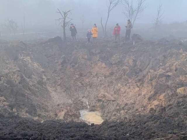 На місці влучання – величезна воронка: нові деталі ракетного удару РФ по Харківщині