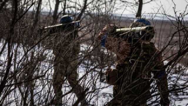 Українські прикордонники показали, як з Javelin "полюють" на російські танки