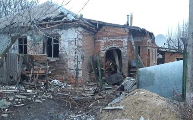 Війська РФ обстрілюють прикордоння Харківщини, пошкоджено будинки, поранено чоловіка
