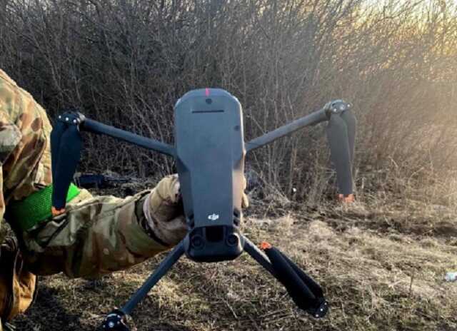 Прикордонники в Луганській області захопили російський дрон-розвідник