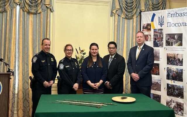 Україні повернули стародавні мечі, які росіяни намагалися ввезти до США