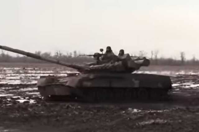 Екіпаж українського танка знищує позицію російської піхоти